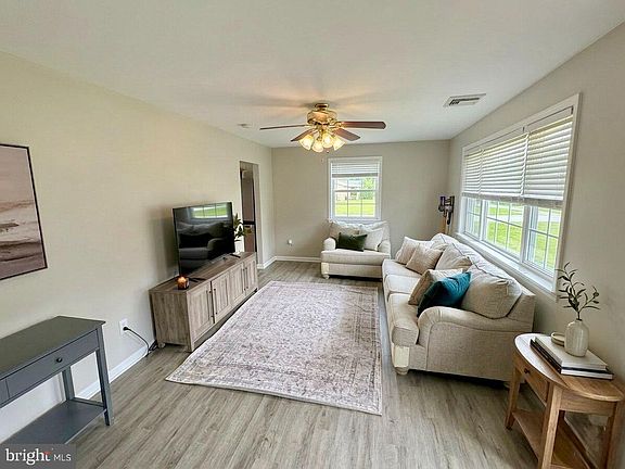 4th image of 413 Braun Ct