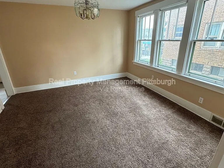 30 Sheridan Ave — Photo 4