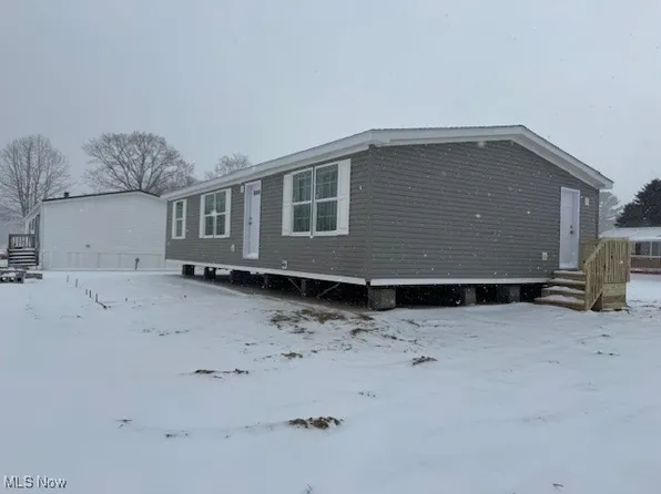 2661 Lake Breeze Dr, Madison, OH 44057