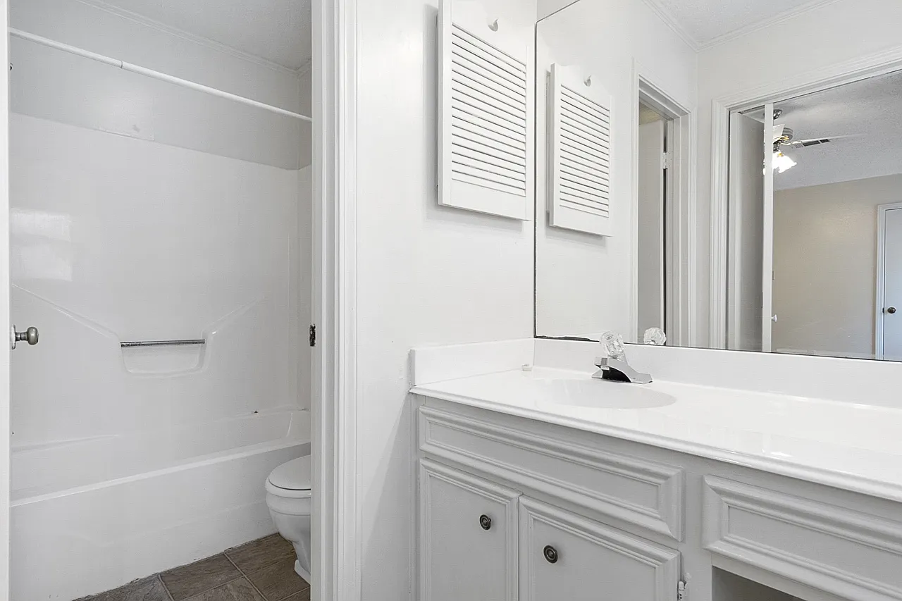 Beautiful 3 Bedroom / 2 Bath 300 Off 1st Month Special — Photo 3