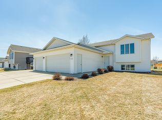 3001 Buckskin Rd SE, Mandan, ND 58554