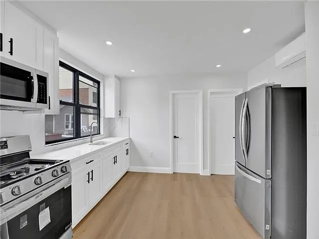2 bed, 1.0 bath, $2,500 — Photo 2