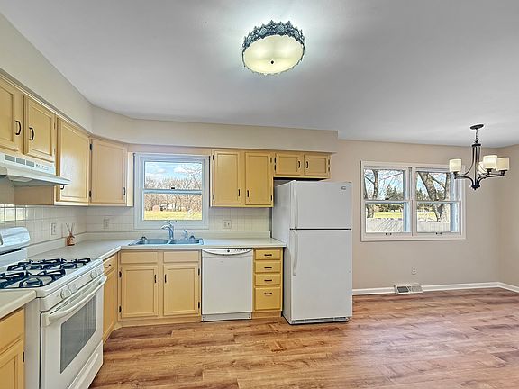 3rd image of 432 Summer Dr