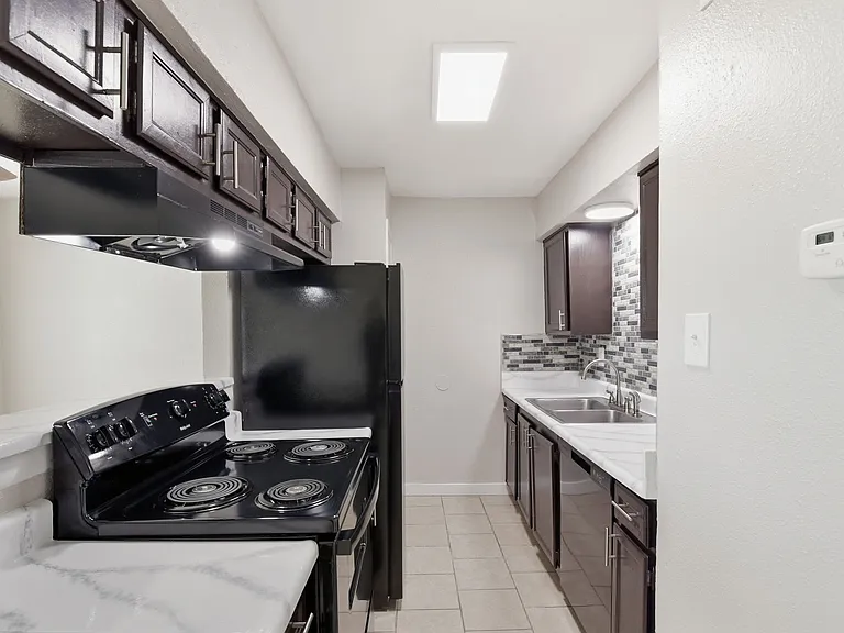 Henderson Grove Apartments — Photo 21