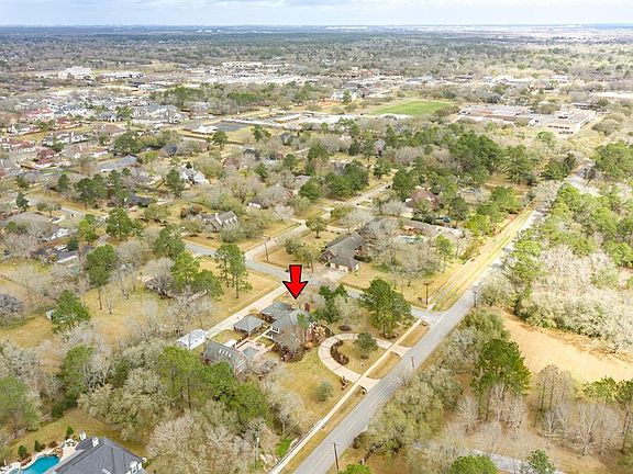 5th image of 502 W Spreading Oaks Ave