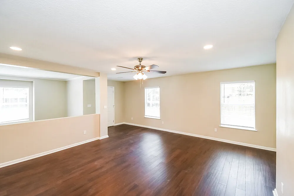 3 bed, 2.0 bath, 1601 sqft, $1,930 — Photo 3
