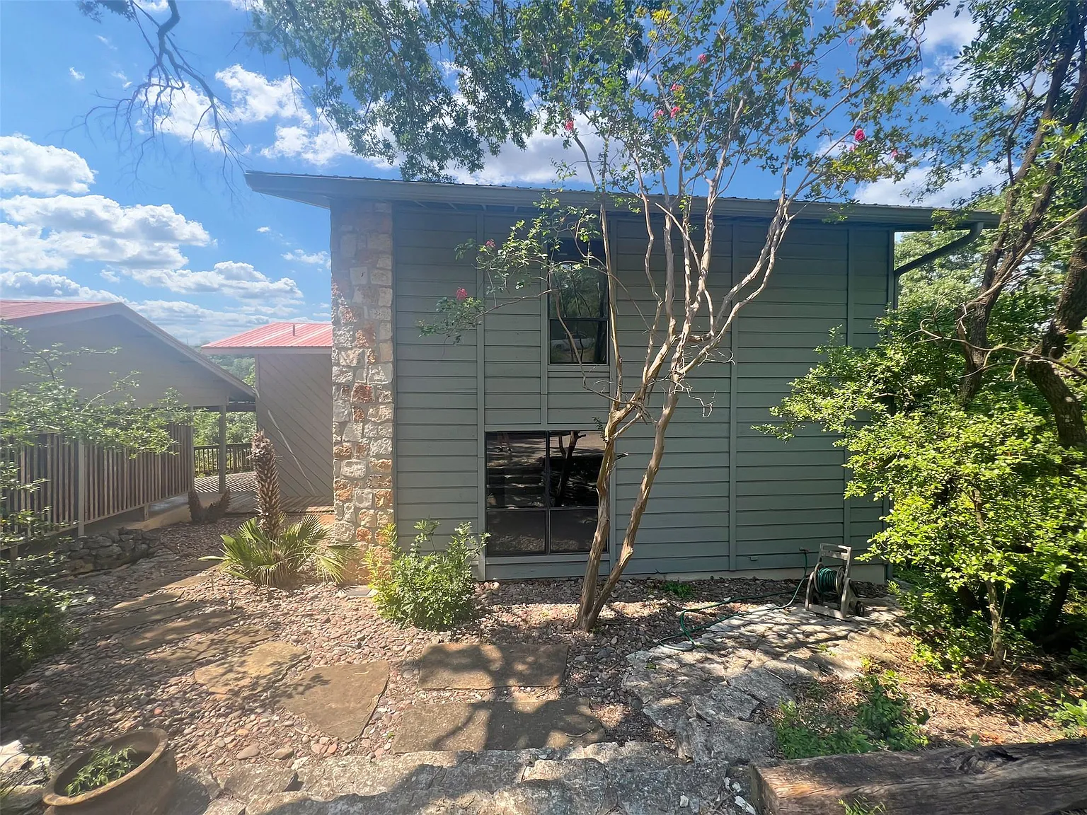 3 bed, 2.0 bath, 2318 sqft, $3,100 — Photo 2