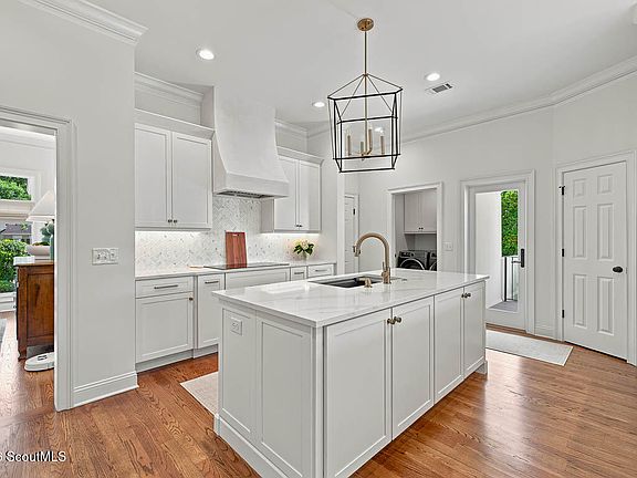 4th image of 215 Medinah