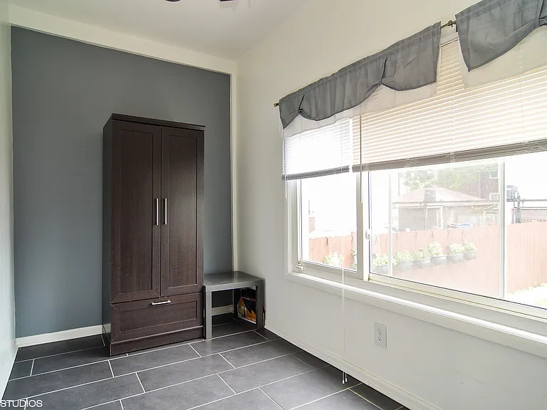 3835 N Western Ave — Photo 18