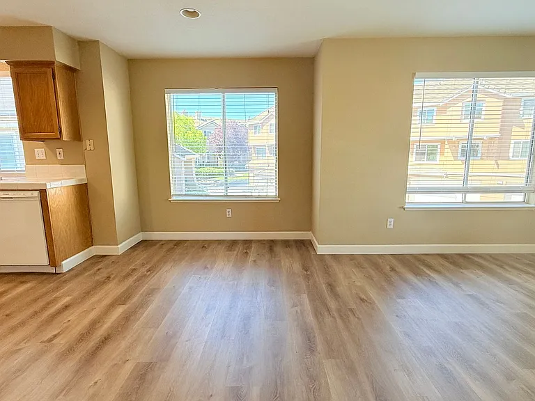 401 Skylark Ct — Photo 19