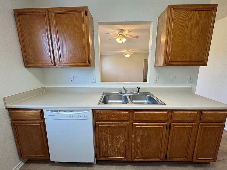 4600 Greyhound Dr — Photo 12
