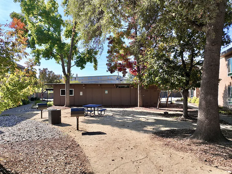 Rose Glen Apartments — Photo 17