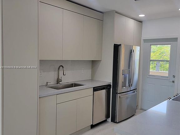 5th image of 251 NE 187th St APT 827