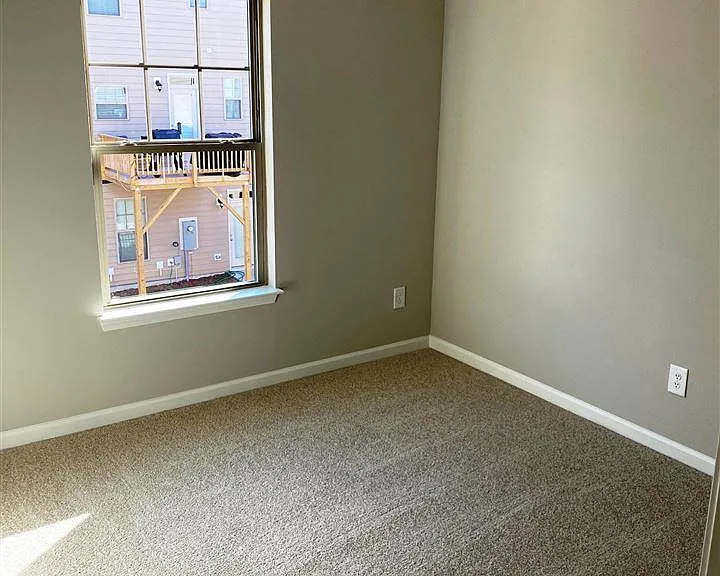 1015 Larabee Ln — Photo 12