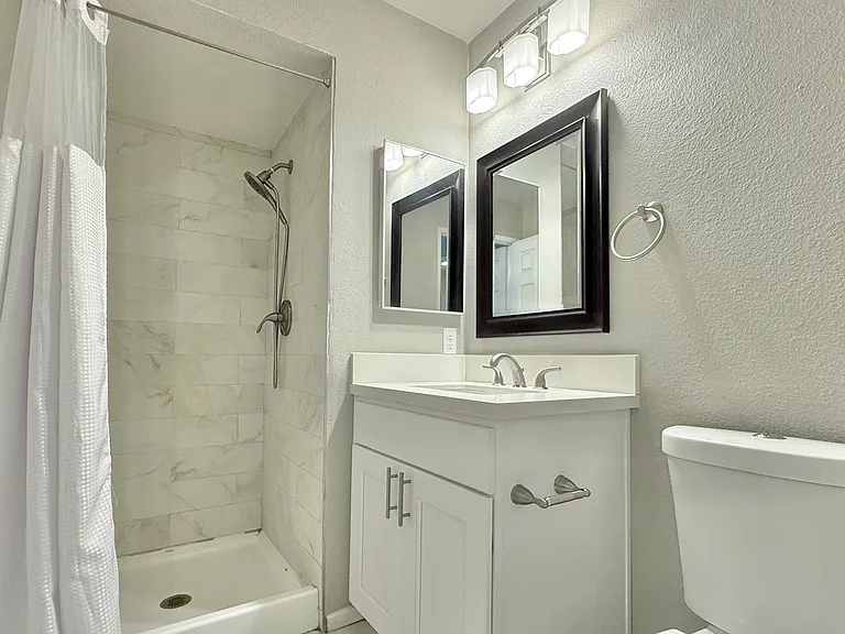 2135 E Valley Pkwy #33 — Photo 34