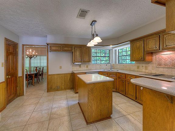 5th image of 12 Village Hill Dr