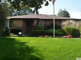 553 Manatuck Blvd, Brightwaters, NY 11718
