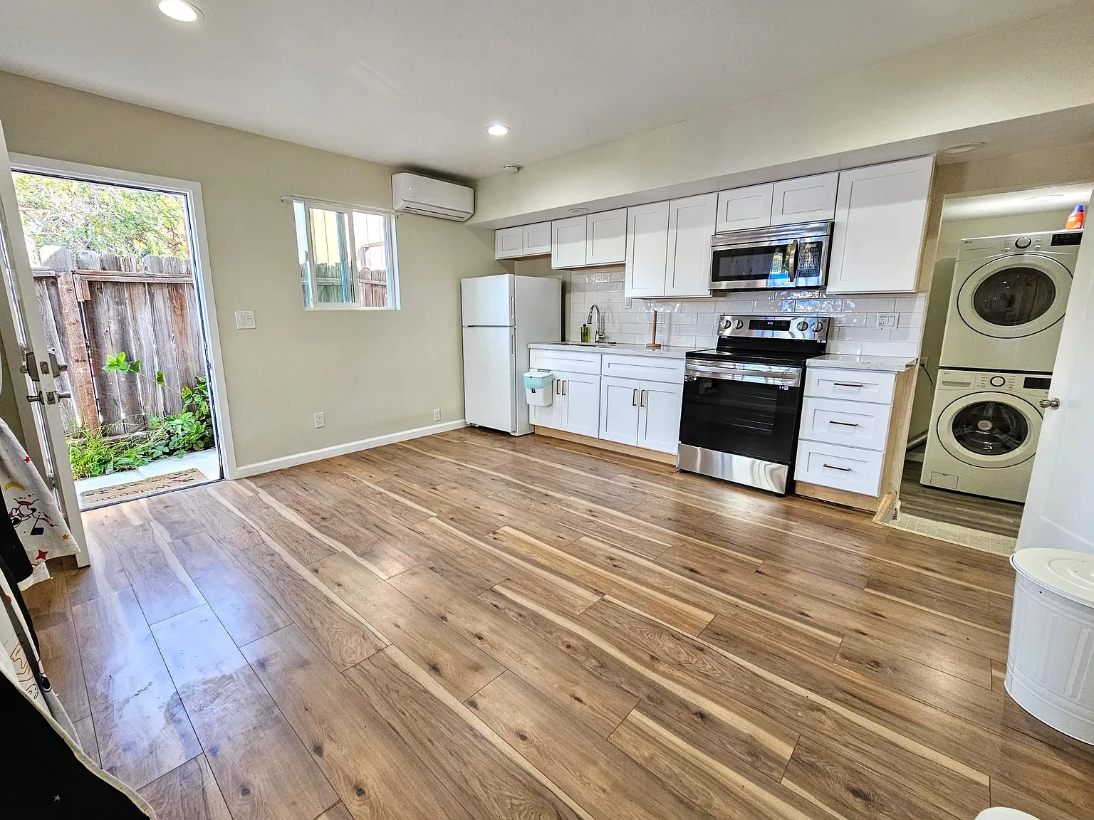 3 bed, 1000 sqft, $3,400 — Photo 1