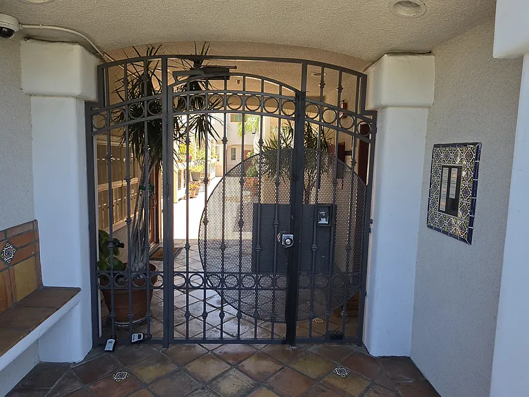 1076 S Orange Grove Ave #1 — Photo 2