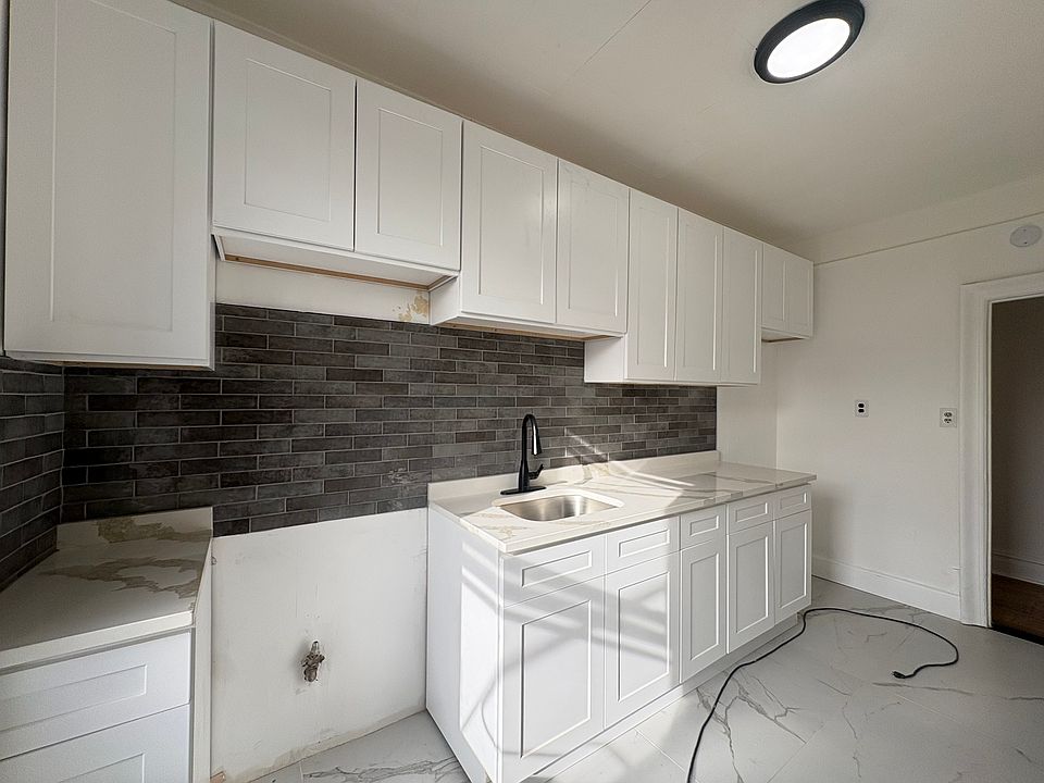1st image of 995 Summit Ave #303