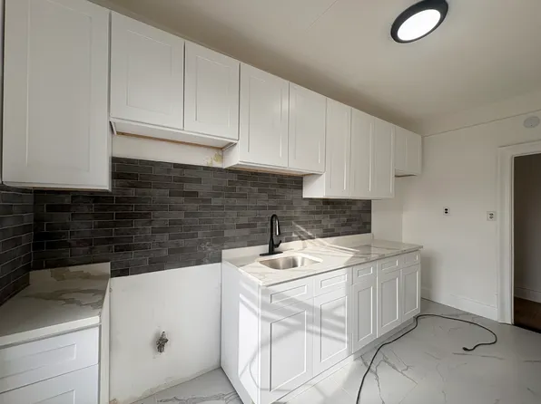 995 Summit Avenue image 1 of 4