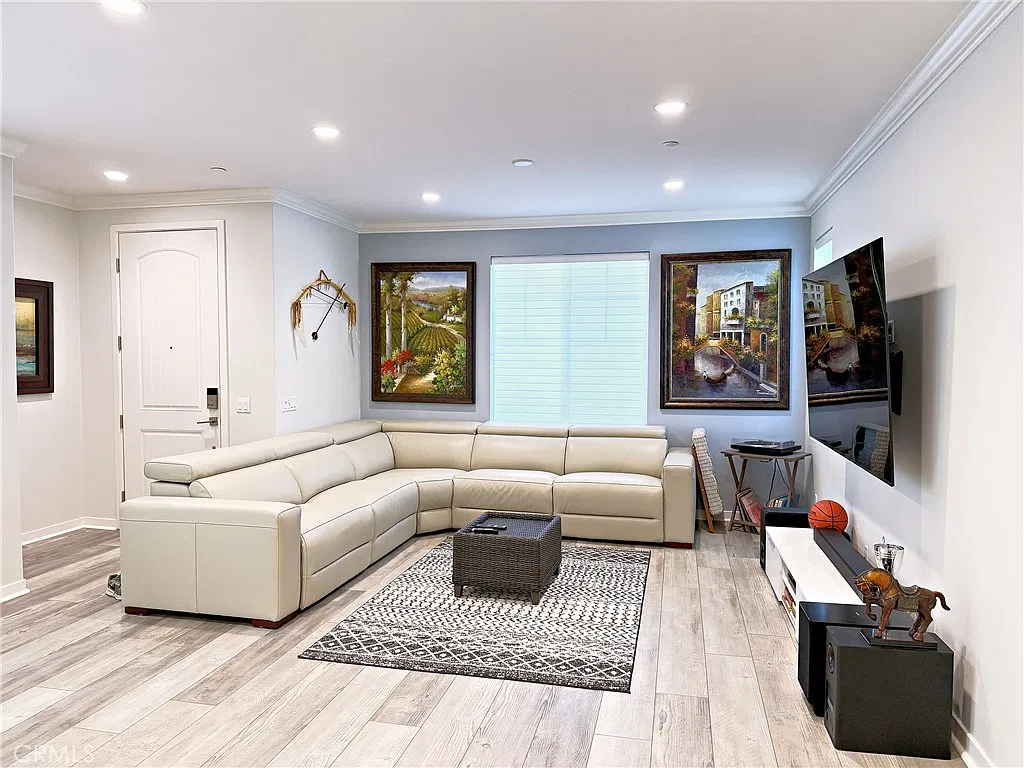 3 bed, 2.5 bath, 1656 sqft, $5,200 — Photo 4