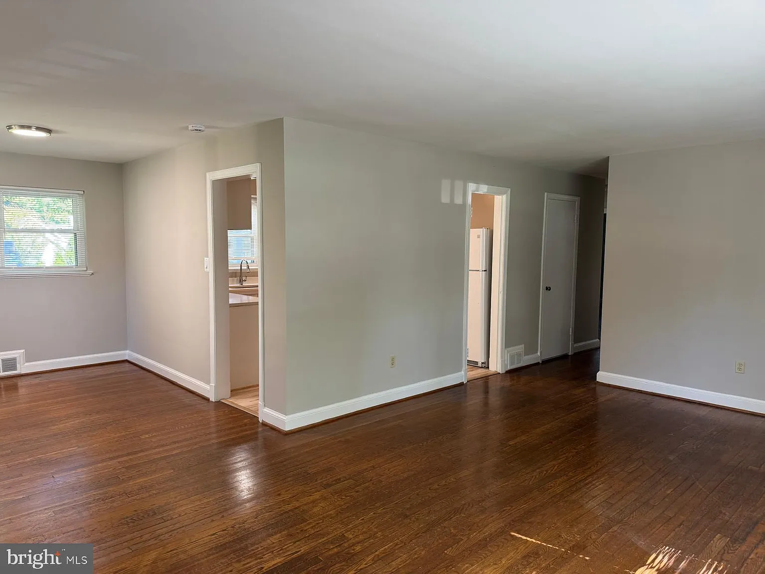 3 bed, 1.0 bath, 2400 sqft, $3,500 — Photo 3