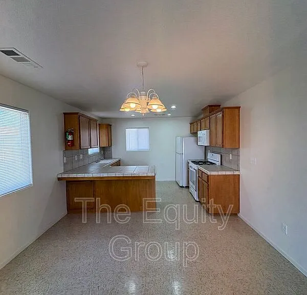 2106 W Lark Ave — Photo 5