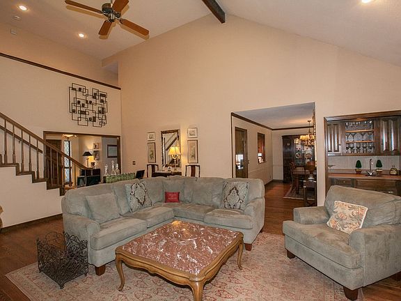 Spacious great room with wet bar