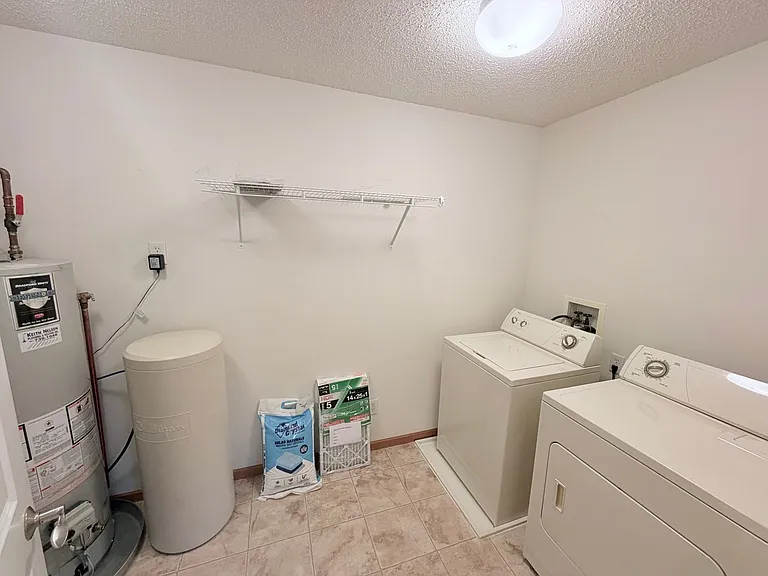10800 Hawthorn Trl #E — Photo 24