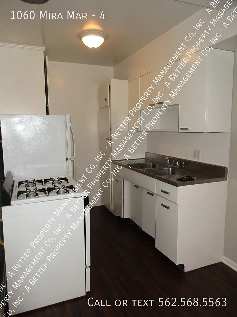 Rec Park Area 1 bed with PLANK floors & onsite laundry - Garage Waiting List — Photo 1