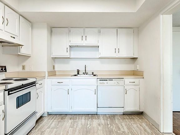 4th image of 250 Hammond Pond Pkwy APT 1007S