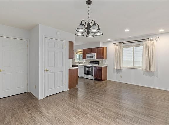 3rd image of 727 Carman Woods Dr