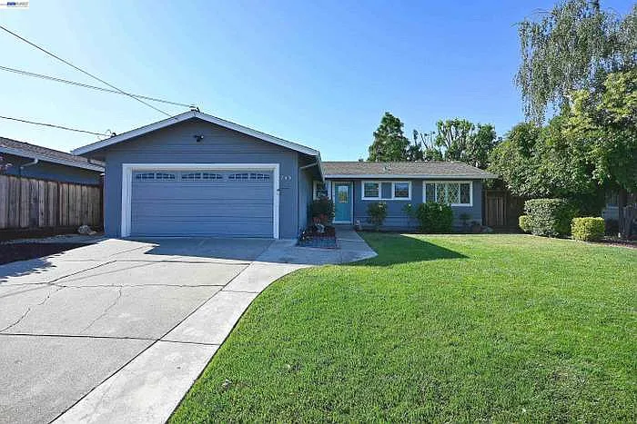 749 Moraga Dr — Photo 2