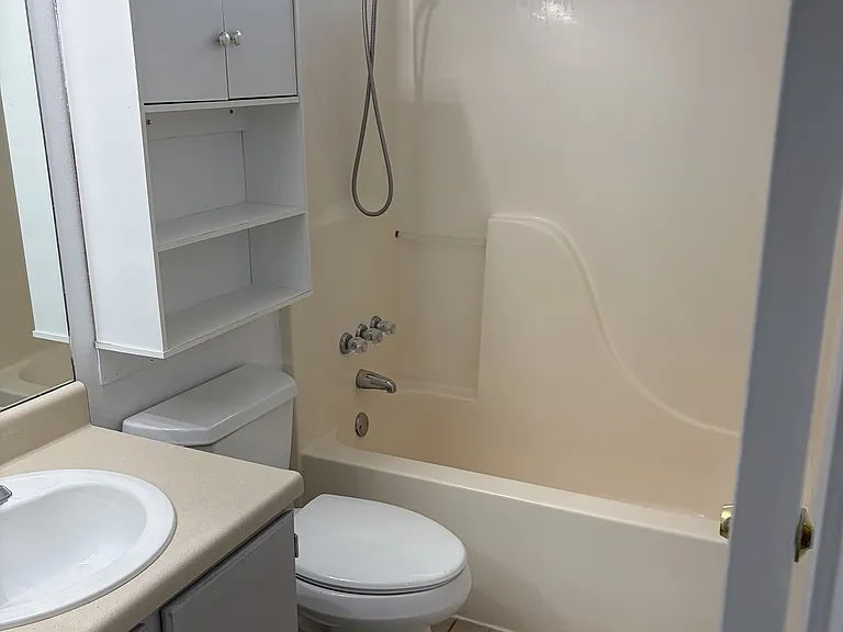 Secondary bath between bedrooms