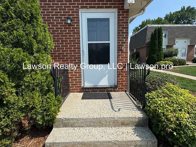 623-625 Moran Ave — Photo 2