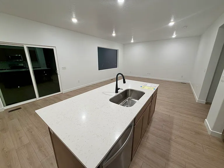 556 E Levengrove Dr — Photo 7