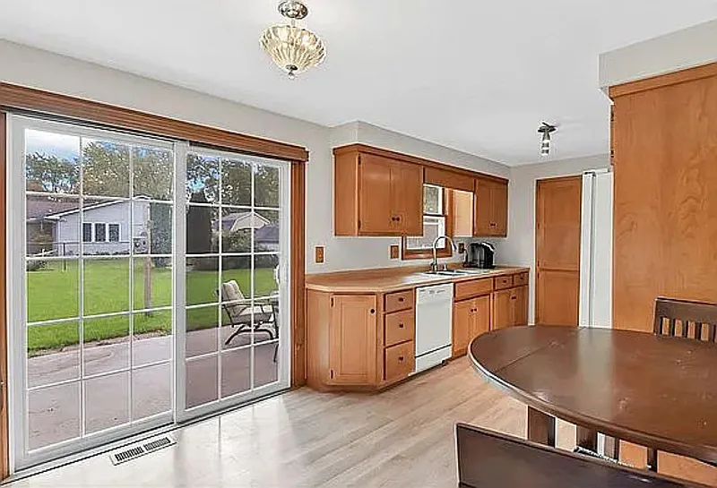 3 bed, 1.5 bath, 1008 sqft, $2,199 — Photo 4