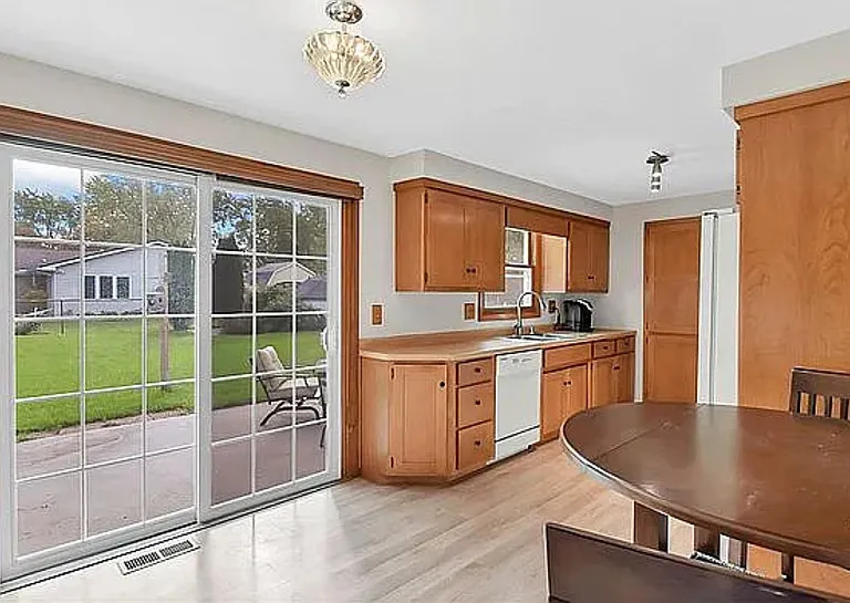 2217 Barberry Ln — Photo 4