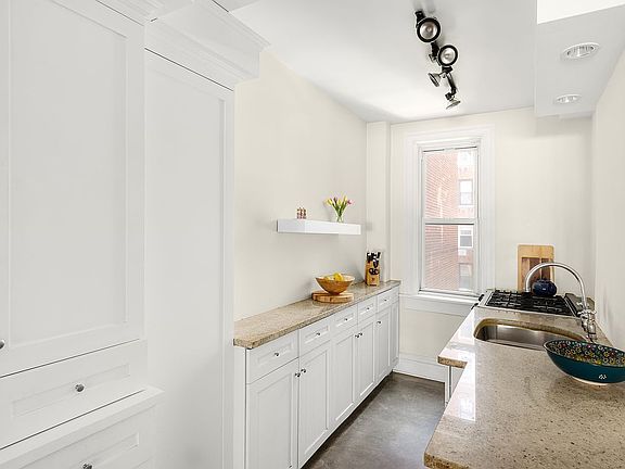 4th image of 110 E 87th St APT 6A