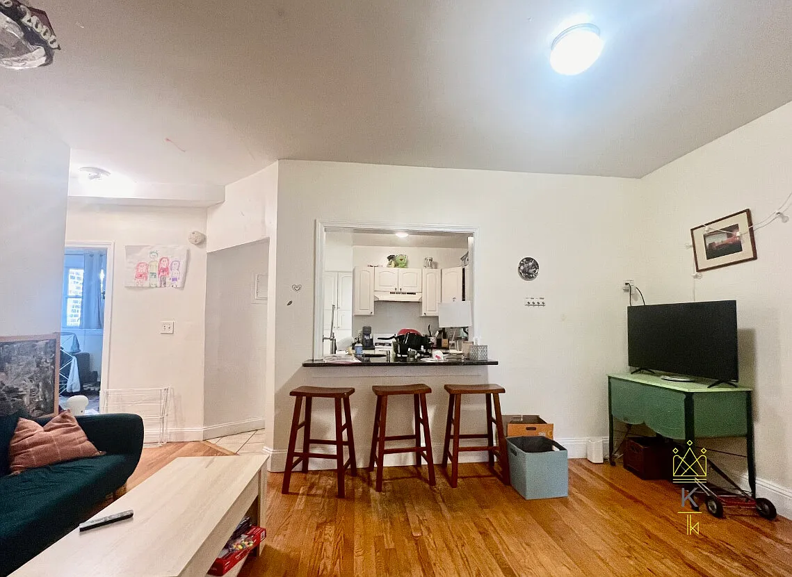 4 bed, 1.5 bath, $6,200 — Photo 4