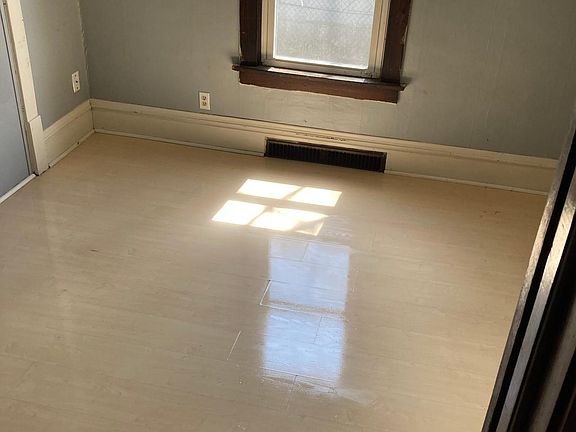 3rd image of 325 Para Ave #2