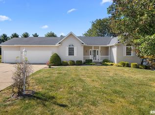 113 Village Dr, Washington, IL 61571