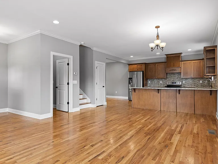132 W 19th St — Photo 13