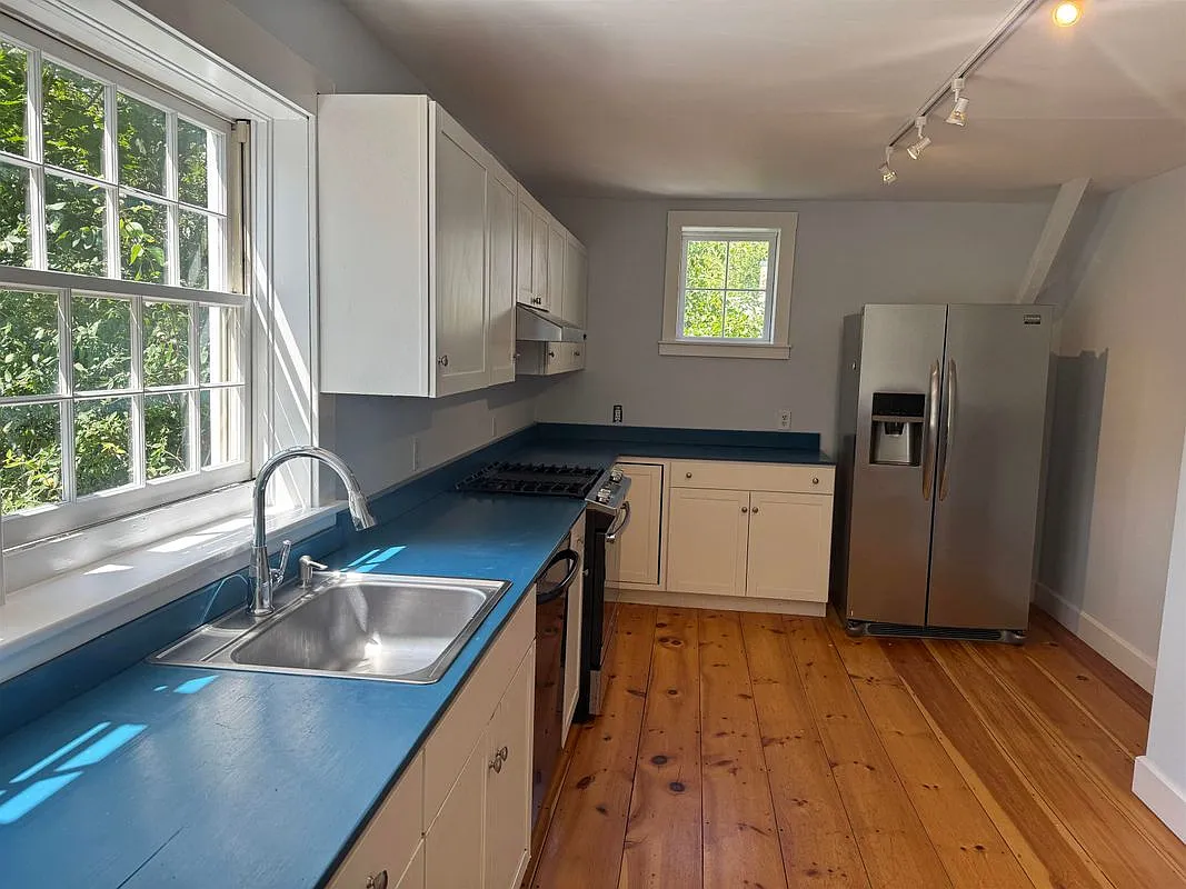 3 bed, 1.0 bath, 1440 sqft, $2,950 — Photo 3