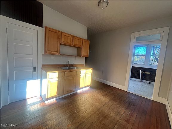 5th image of 520 Warwick Ave