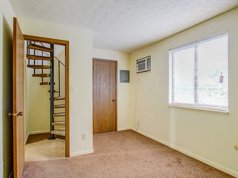 Bella Dora Rosamond Ave. Apartments — Photo 17