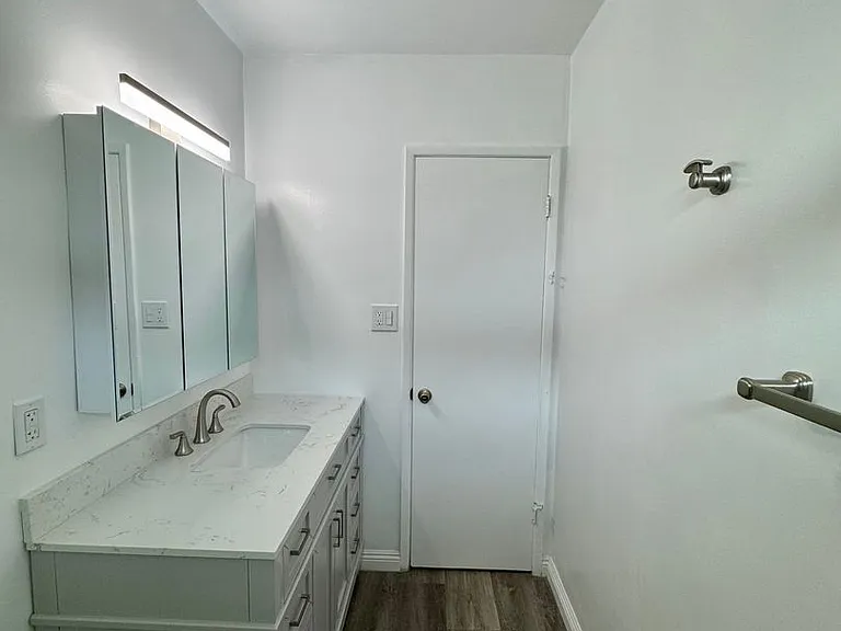 1027 Roswell Ave #4 — Photo 18