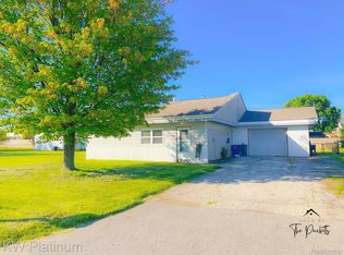 1911 Roselawn Ct, Port Huron, MI 48060