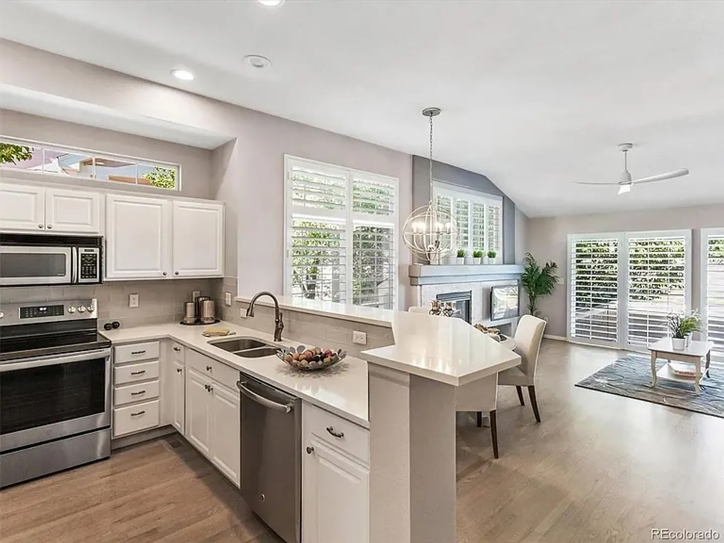 Beautiful Townhome in Ken Caryl Available December 10!! — Photo 3